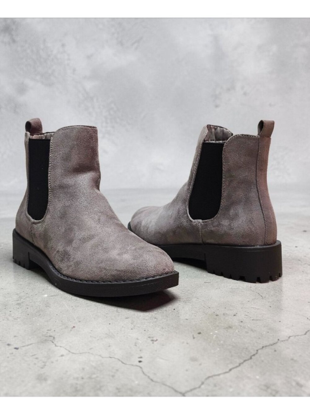 Gray Suede Chelsea Boots With Elastic Side Panels & Lug Sole Womens Size 6 - Picture 11 of 13